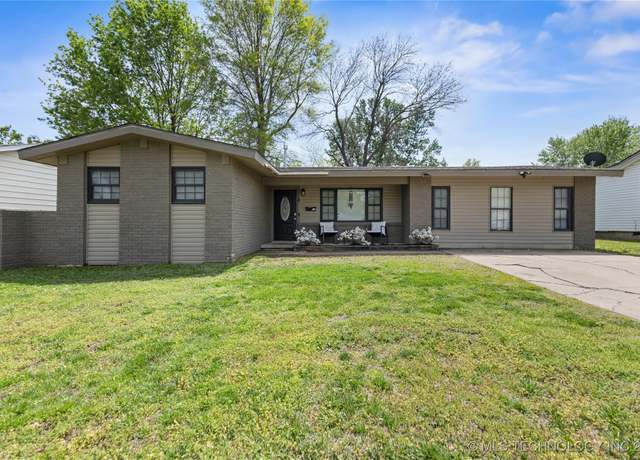 Property at 322 E Maple St, Skiatook, OK 74070, 3 beds, 1.5 baths