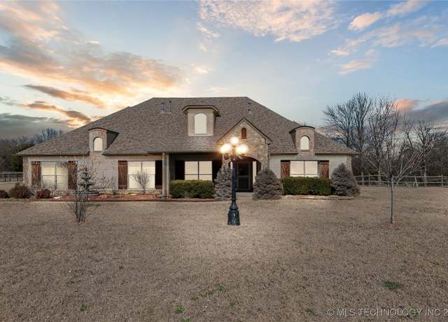 Property at 5135 E Hickory Bluff Dr, Claremore, OK 74019, 4 beds, 3.5 baths