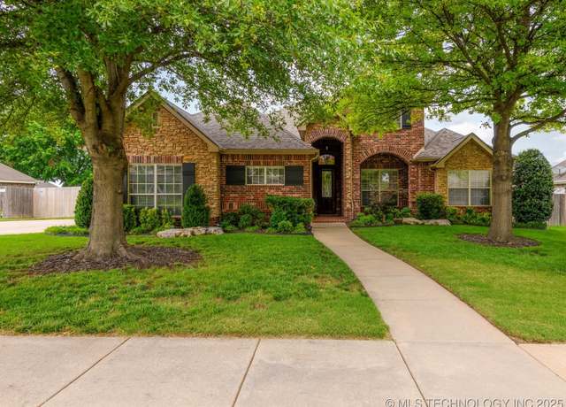 Property at 5816 Woodland Rd, Bartlesville, OK 74006, 5 beds, 3 baths