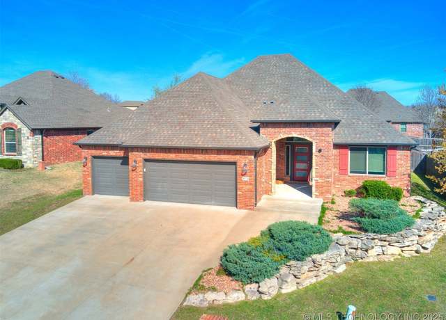 Property at 402 Cog Hill Ct, Claremore, OK 74019, 3 beds, 2.5 baths