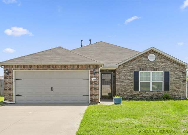 Property at 2805 W Fredericksburg St, Broken Arrow, OK 74011, 3 beds, 2 baths