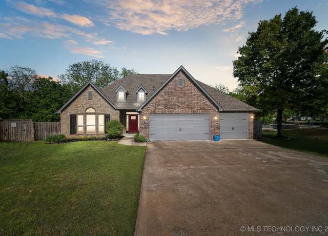 Property at 581 W 145th Pl, Glenpool, OK 74033, 4 beds, 3 baths