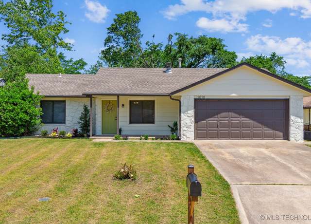 Property at 1010 S Wewoka Ave, Claremore, OK 74017, 3 beds, 2.5 baths