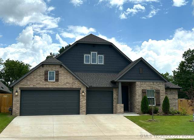 Property at 7001 E Oakland St, Broken Arrow, OK 74014, 4 beds, 2.5 baths