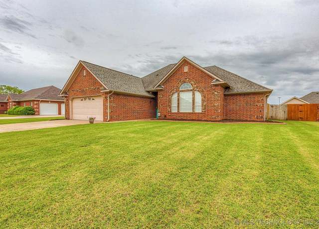 Property at 605 Cary Pl, Muskogee, OK 74403, 4 beds, 2 baths
