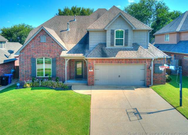 Property at 1817 E Kent St, Broken Arrow, OK 74012, 5 beds, 2.5 baths