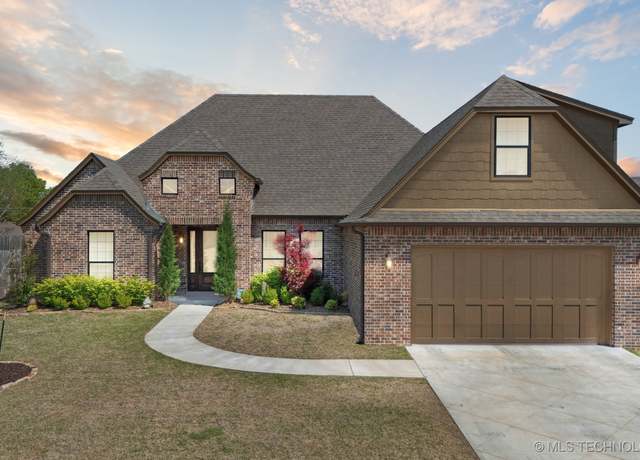 Property at 17 E 32nd St, Sand Springs, OK 74063, 4 beds, 3.5 baths