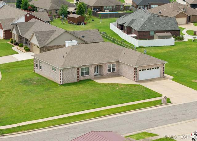 Property at 1220 SE 14th St, Pryor, OK 74361, 4 beds, 2 baths