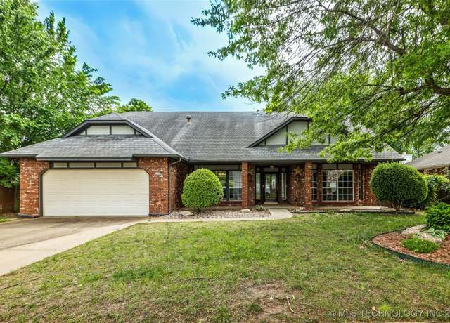Property at 2205 W Vicksburg St, Broken Arrow, OK 74011, 3 beds, 2.5 baths