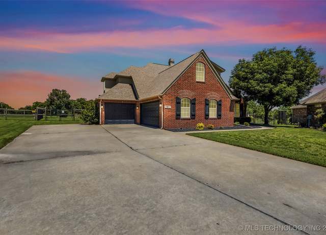 Property at 2911 N 17th St, Broken Arrow, OK 74012, 5 beds, 3 baths