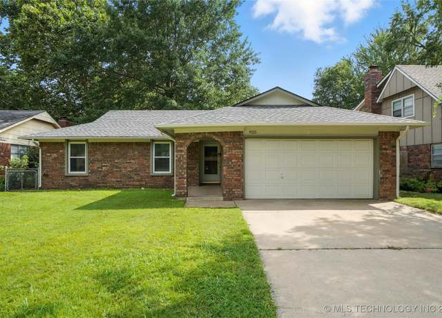 Property at 925 W Boston St, Broken Arrow, OK 74012, 3 beds, 2 baths
