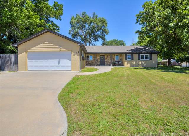 Property at 1621 Lariat Dr, Bartlesville, OK 74006, 3 beds, 2 baths