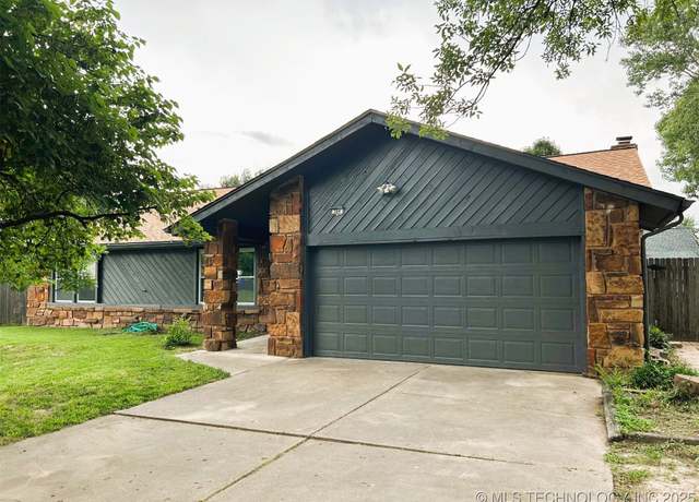 Property at 200 S Indianwood Ave, Broken Arrow, OK 74012, 4 beds, 2 baths