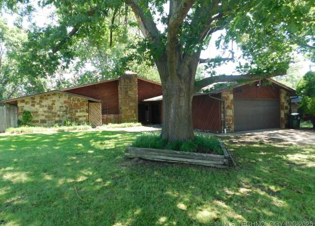 Property at 200 Elton Dr, Muskogee, OK 74403, 3 beds, 2 baths