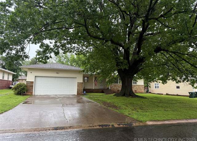 Property at 116 S Camden St, Muskogee, OK 74403, 3 beds, 1.5 baths