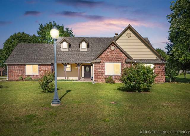 Property at 2101 S Buchanan Ave, Wagoner, OK 74467, 3 beds, 2 baths