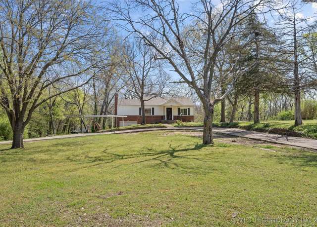 Property at 2076 Southview Ave, Bartlesville, OK 74003, 4 beds, 2.5 baths