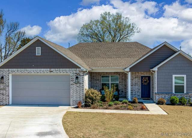 Property at 409 Fairway Cir, Grove, OK 74344, 3 beds, 2 baths
