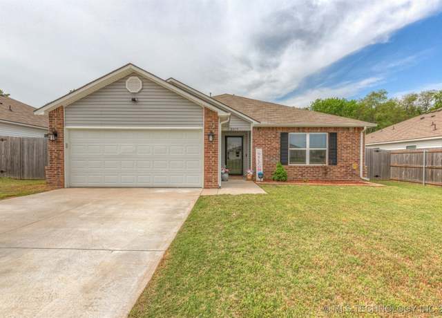 Property at 2819 Quincy St, Broken Arrow, OK 74014, 3 beds, 2 baths