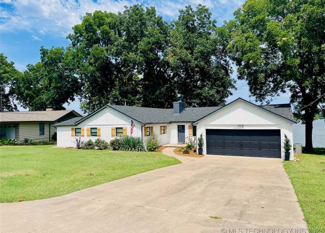Property at 1441 Lakeside Dr, Grove, OK 74344, 5 beds, 3 baths