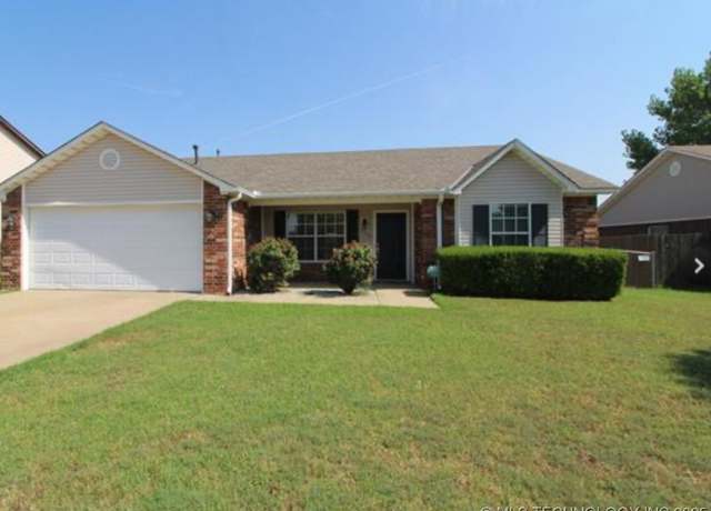 Property at 4740 Sunview Pl, Bartlesville, OK 74006, 3 beds, 2 baths