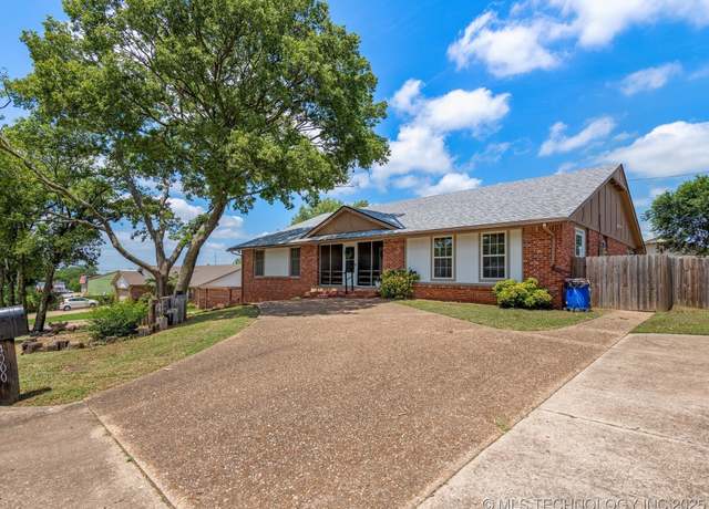 Property at 4000 Lakeview Dr, Bartlesville, OK 74006, 3 beds, 3.5 baths