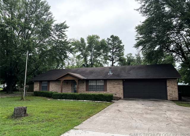 Property at 619 W 4th St, Skiatook, OK 74070, 3 beds, 2 baths
