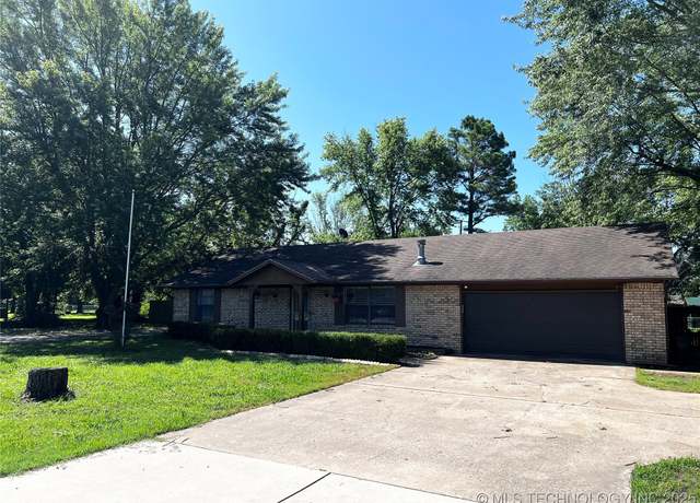 Property at 619 W 4th St, Skiatook, OK 74070, 3 beds, 2 baths