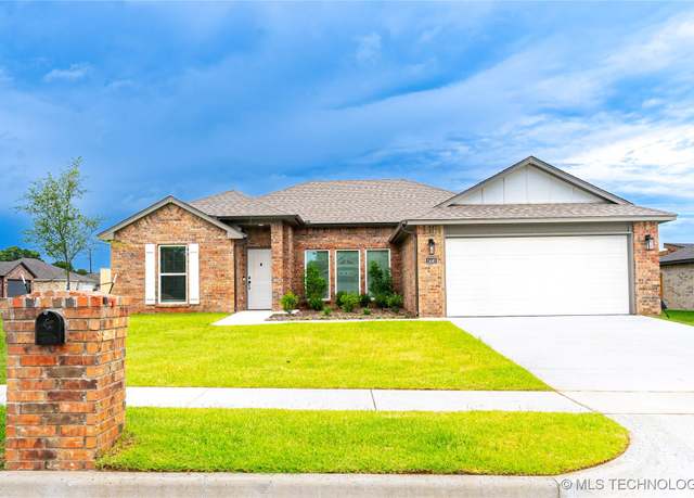 Property at 1440 E 149th Pl S, Glenpool, OK 74033, 4 beds, 2 baths