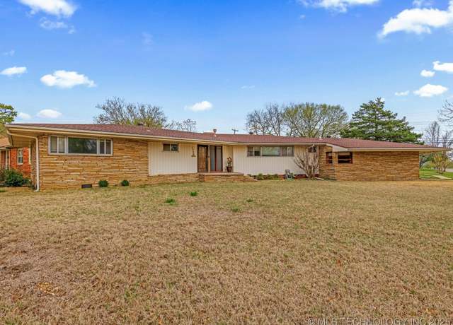 Property at 1700 S Grandview Ave, Pawhuska, OK 74056, 3 beds, 2.5 baths