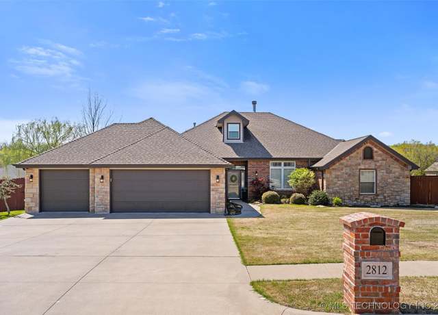 Property at 2812 Stonewall Dr, Bartlesville, OK 74006, 4 beds, 4.5 baths