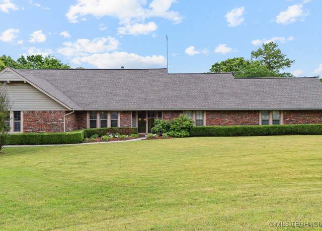 Property at 1295 Easy St, Claremore, OK 74017, 3 beds, 2.5 baths