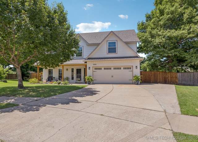 Property at 200 N Redwood Ct, Broken Arrow, OK 74012, 4 beds, 2.5 baths