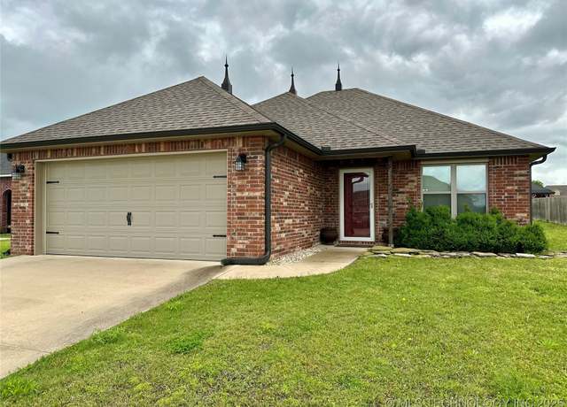 Property at 607 Club House Dr, Muskogee, OK 74403, 3 beds, 2 baths
