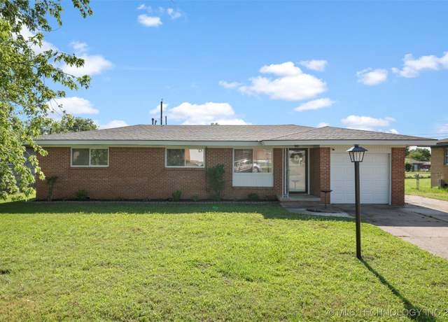 Property at 321 NE Elmhurst Ave, Bartlesville, OK 74006, 3 beds, 1 bath