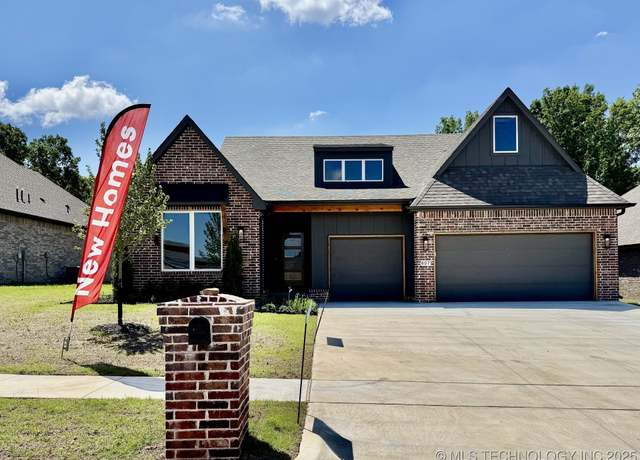 Property at 807 E Jacksonville St, Broken Arrow, OK 74012, 3 beds, 2.5 baths