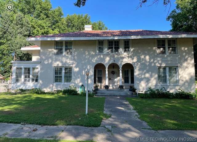 Property at 402 N 16th St, Muskogee, OK 74401, 4 beds, 4.5 baths