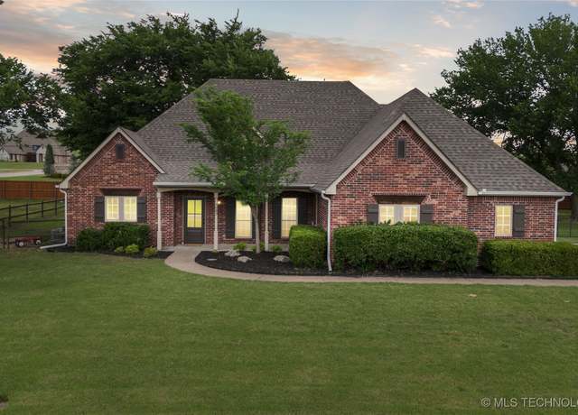 Property at 7083 E 85th St N, Owasso, OK 74055, 4 beds, 2 baths