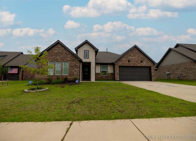 Property at 7142 E 154th St S, Bixby, OK 74008, 4 beds, 2 baths