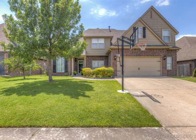 Property at 5006 S 164th East Ave, Tulsa, OK 74134, 5 beds, 3 baths