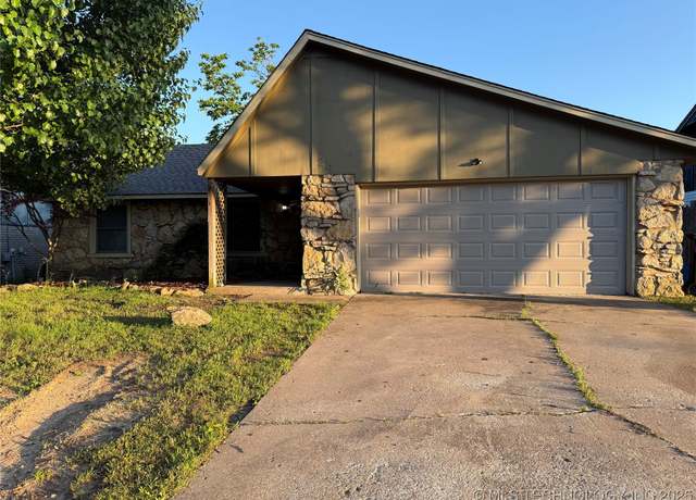 Property at 211 E Waco Pl, Broken Arrow, OK 74011, 3 beds, 2 baths