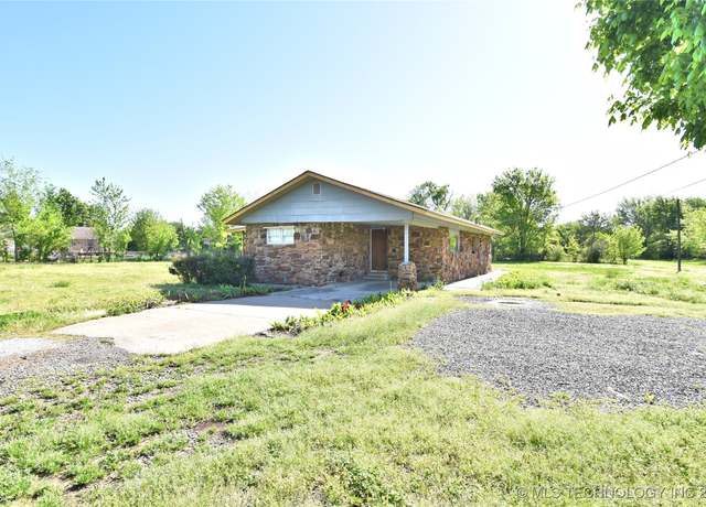 Property at 1301 NE 9th St, Wagoner, OK 74467, 4 beds, 1.5 baths