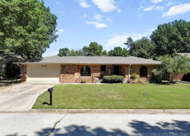 Property at 1515 Olive St, Ardmore, OK 73401, 3 beds, 2 baths