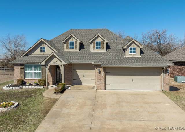Property at 11923 E 105th Ct N, Owasso, OK 74055, 4 beds, 2 baths