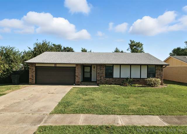 Property at 11801 E 81st St, Owasso, OK 74055, 4 beds, 2 baths