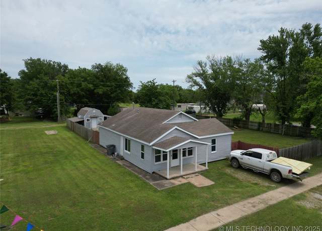 Property at 520 S Broadway Ave, Haskell, OK 74436, 3 beds, 2 baths