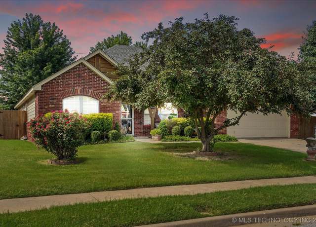 Property at 606 W 54th St, Sand Springs, OK 74063, 4 beds, 2 baths