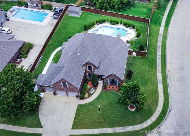 Property at 10307 E 93rd St N, Owasso, OK 74055, 4 beds, 3.5 baths