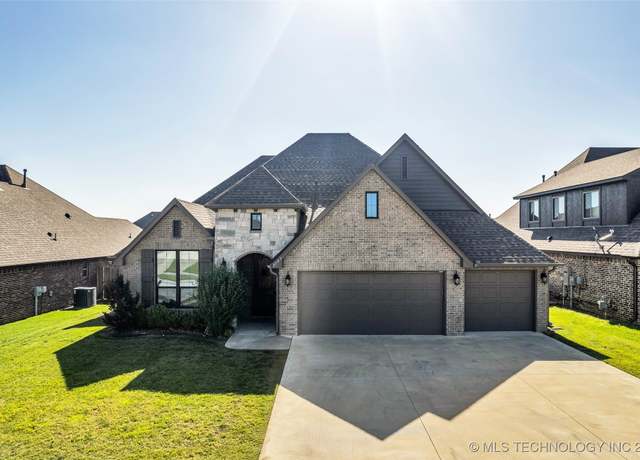 Property at 8103 N 76th Ave, Owasso, OK 74055, 4 beds, 2 baths