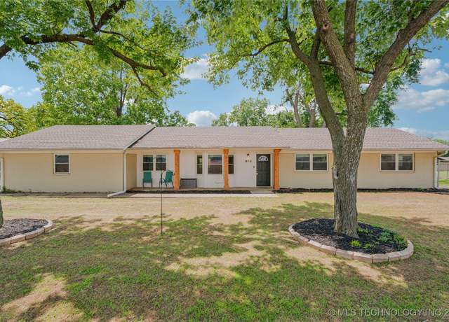 Property at 810 N 3rd St, Jenks, OK 74037, 4 beds, 3 baths